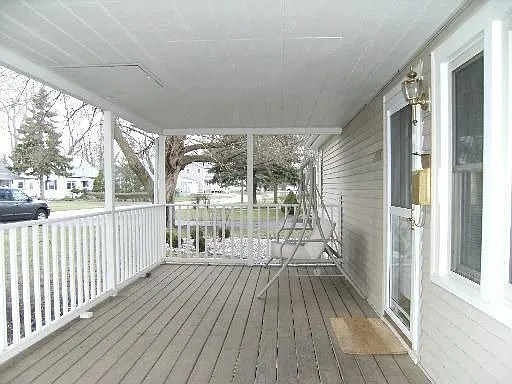 16937 Riverside Dr photo 1