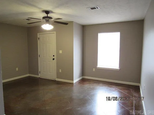 3 bed, 2.0 bath, 1060 sqft, $1,300 — Photo 3