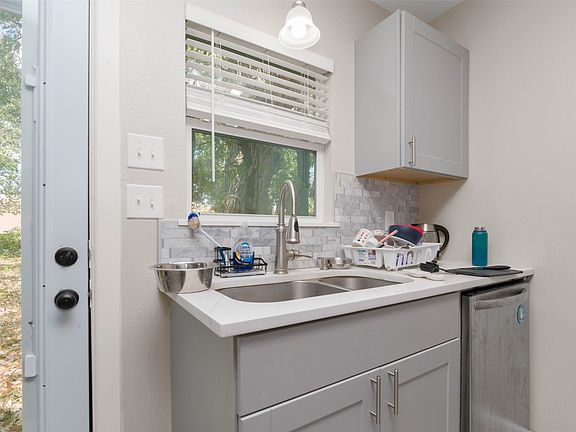 4th image of 608 Westway St