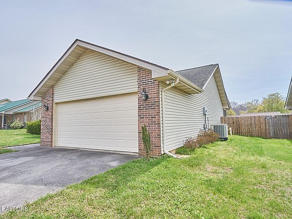 5th image of 2009 Southern Oaks Dr