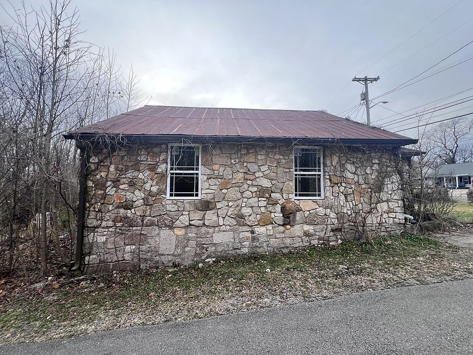 2nd image of 933 Cumberland Dr