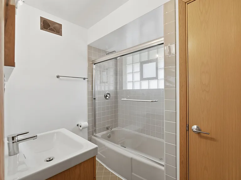6822-6824 W Wells St — Photo 12