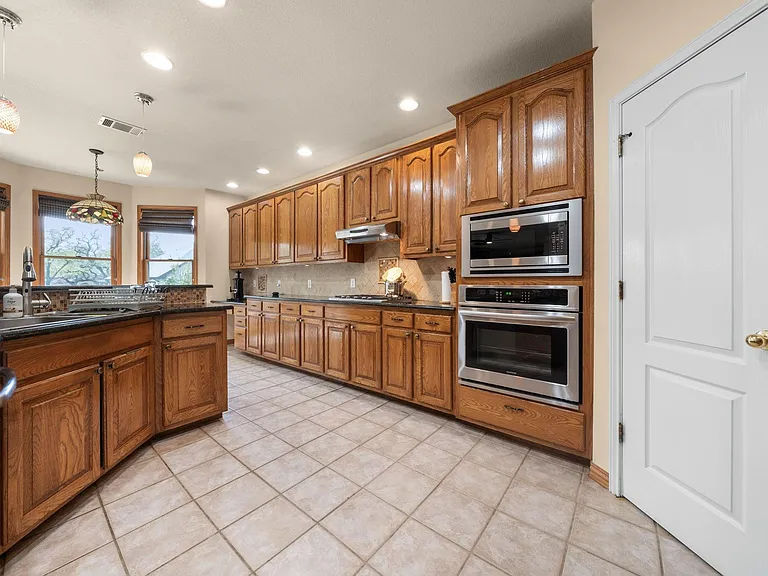 1512 Amelia Dr — Photo 16