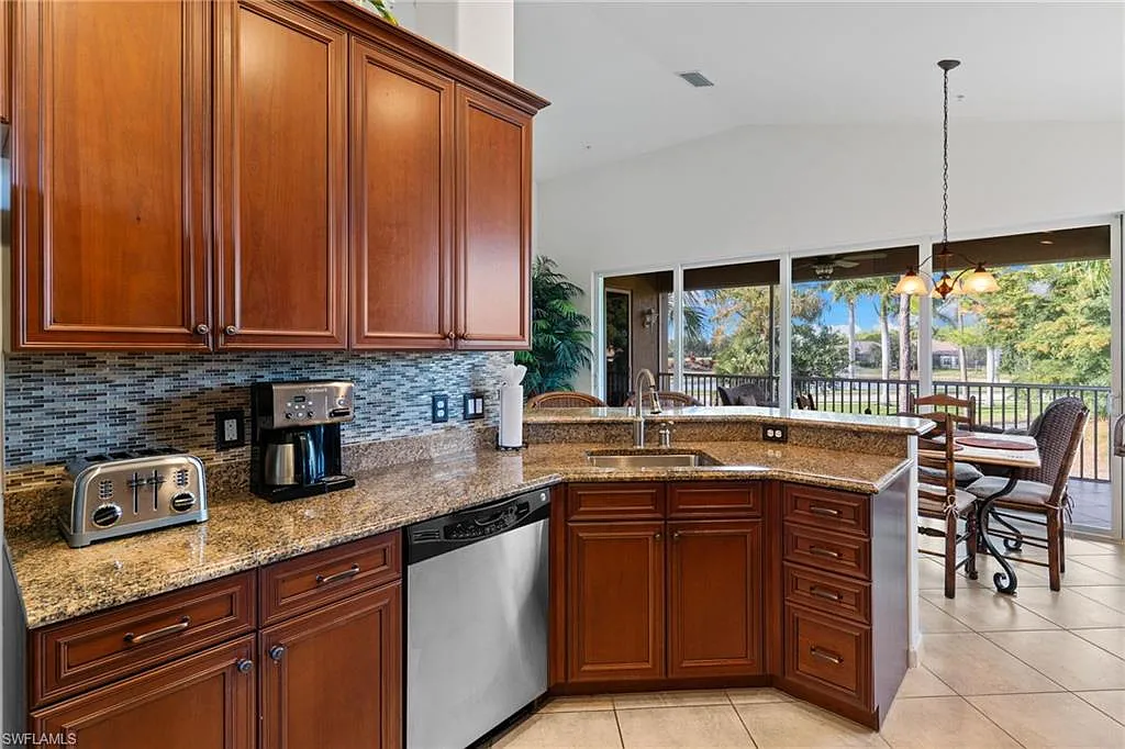 3 bed, 2.0 bath, 2040 sqft, $6,500 — Photo 4