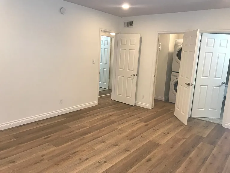 11471 Oxnard St #5 — Photo 19