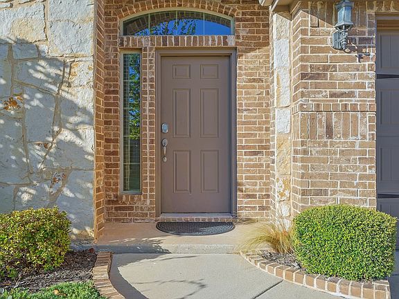 4th image of 1005 Albany Dr