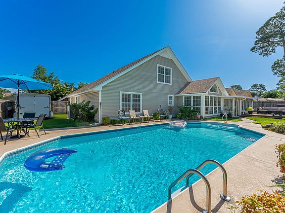 2nd image of 422 Northampton Cir