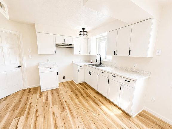 4th image of 104 W Sunrise Ave