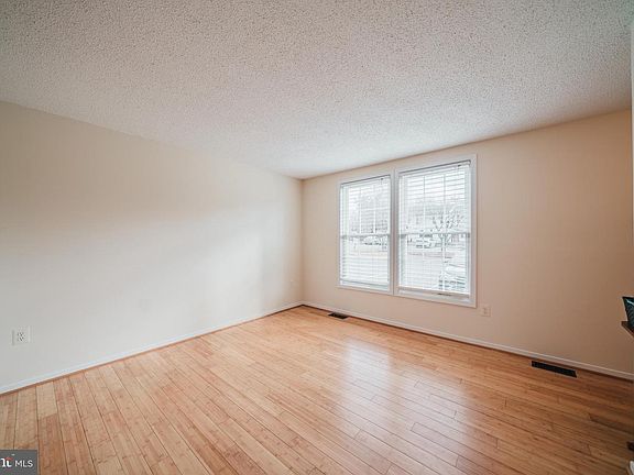 4th image of 836 Oak Leaf Ct