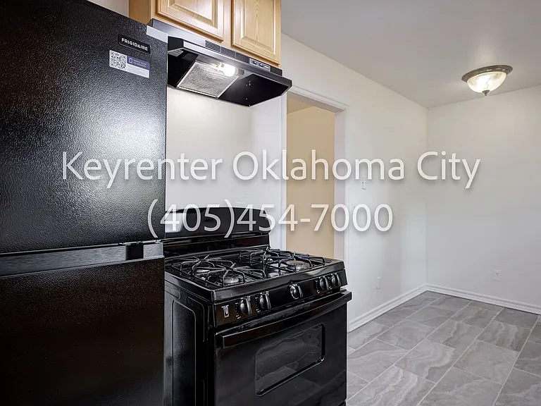 1520 Rowena Ln — Photo 11