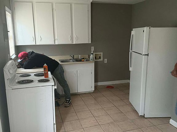 2nd image of 220 Orange St #5