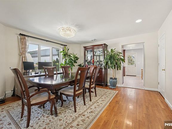 5th image of 1670 Maple St