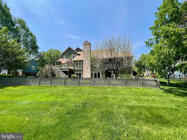 6 Pond Ridge Ln, Hanover, PA 17331
