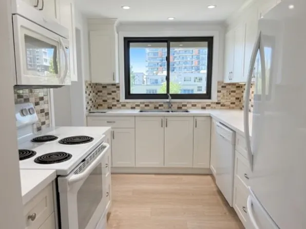 15317 Thrift Ave #301, White Rock, BC V4B 2L4