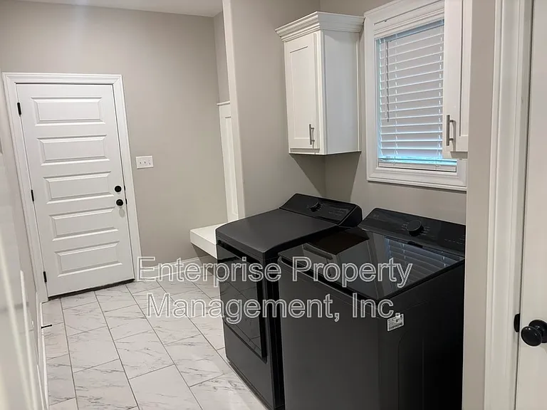 564 Holden Dr — Photo 18