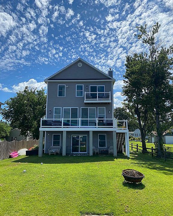 2nd image of 996 Forest Dr