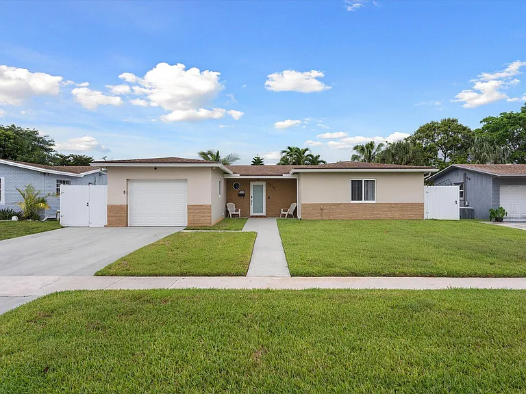 6515 SW 8th Pl — Photo 1