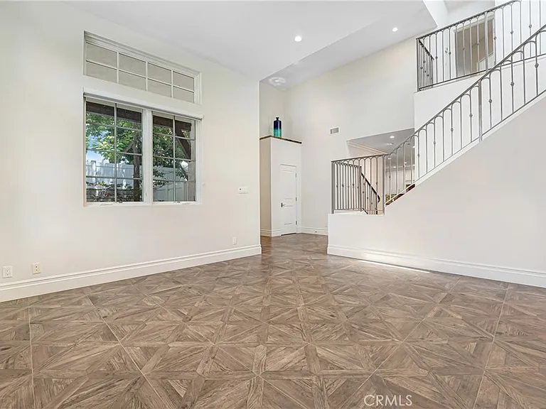 1714 W Oak St — Photo 8