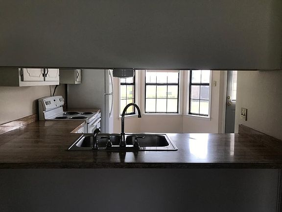 4th image of 105 Pin Oak Dr
