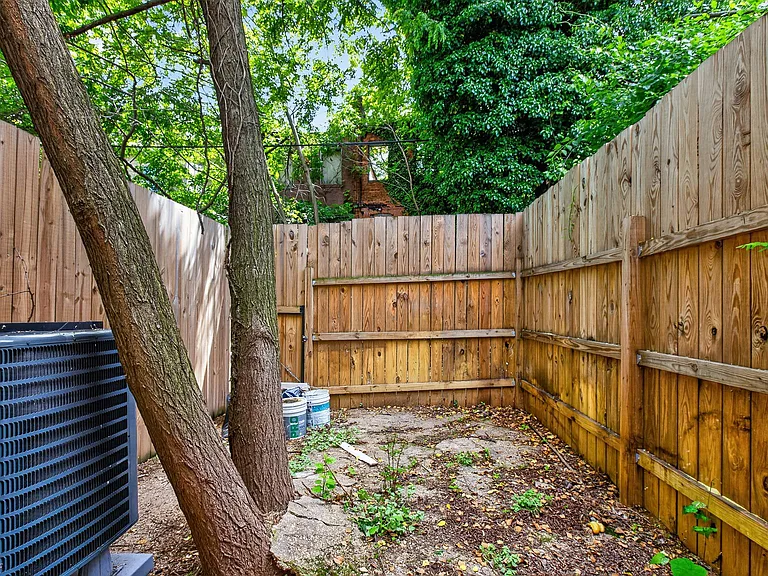 2537 Hollins St — Photo 15
