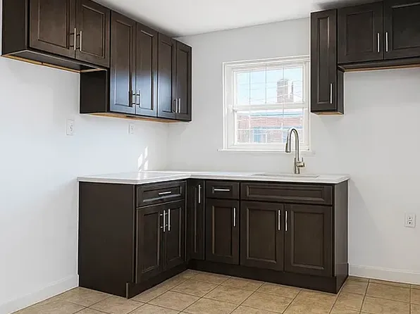 552 Essex Street image 6 of 12