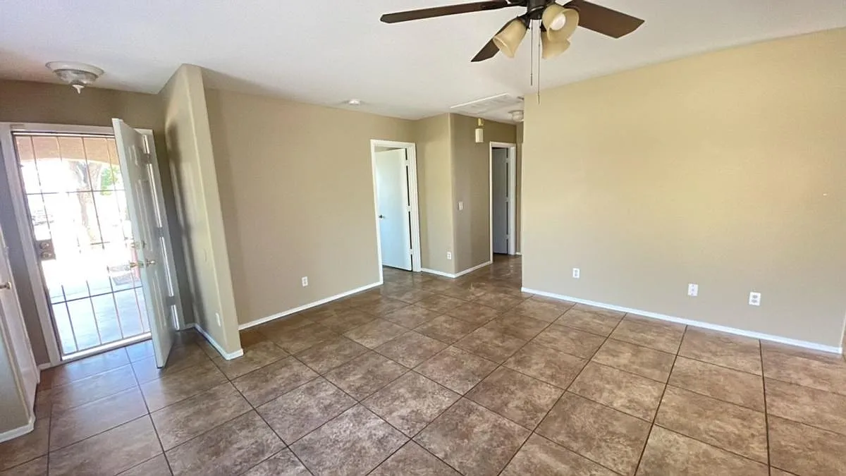 Well maintained 3 bedroom in Glendale! — Photo 3