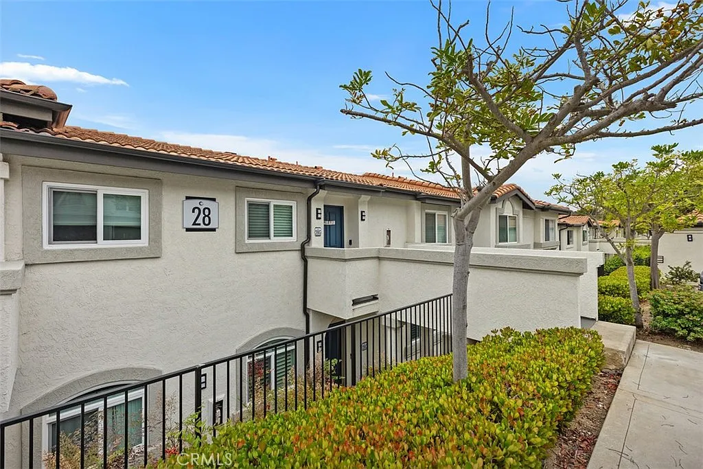 2 bed, 1053 sqft, $4,295 — Photo 2