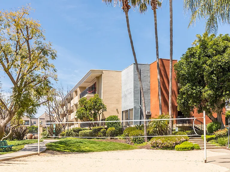 Plaza at Sherman Oaks — Photo 35