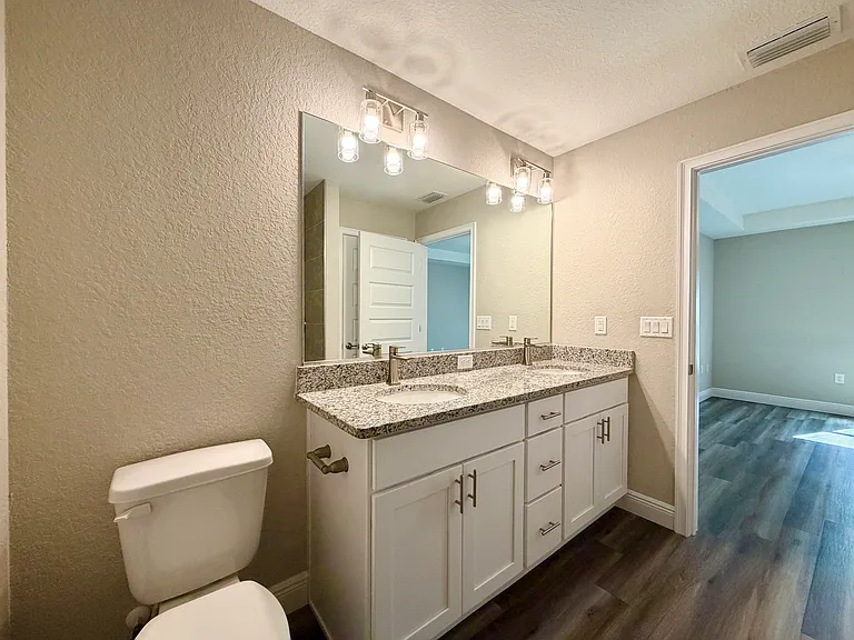 210 Oak Ln — Photo 16