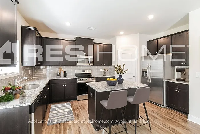 4 bed, 2.5 bath, 2525 sqft, $2,965 — Photo 3