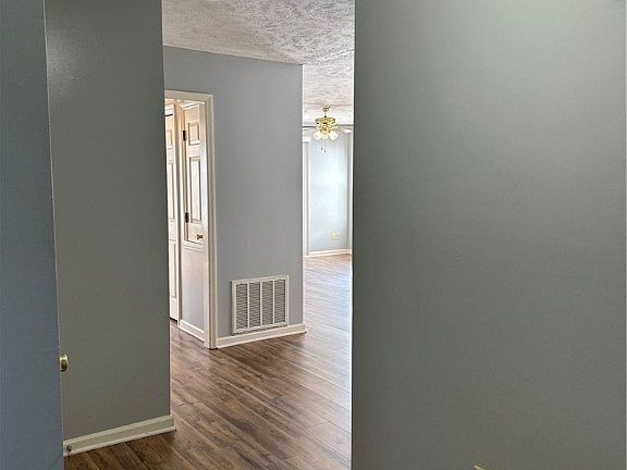 3rd image of 946 Stewarts Creek Dr APT 8