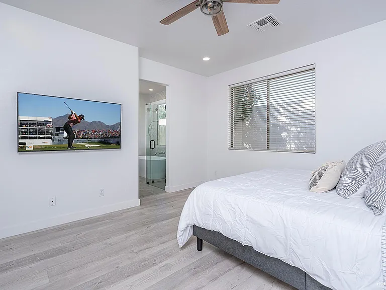 1012 E Susan Ln — Photo 8