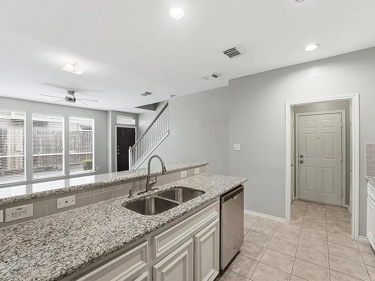 1507 Sutton St — Photo 9