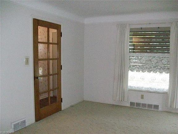 4th image of 2553 Lakeview Ave