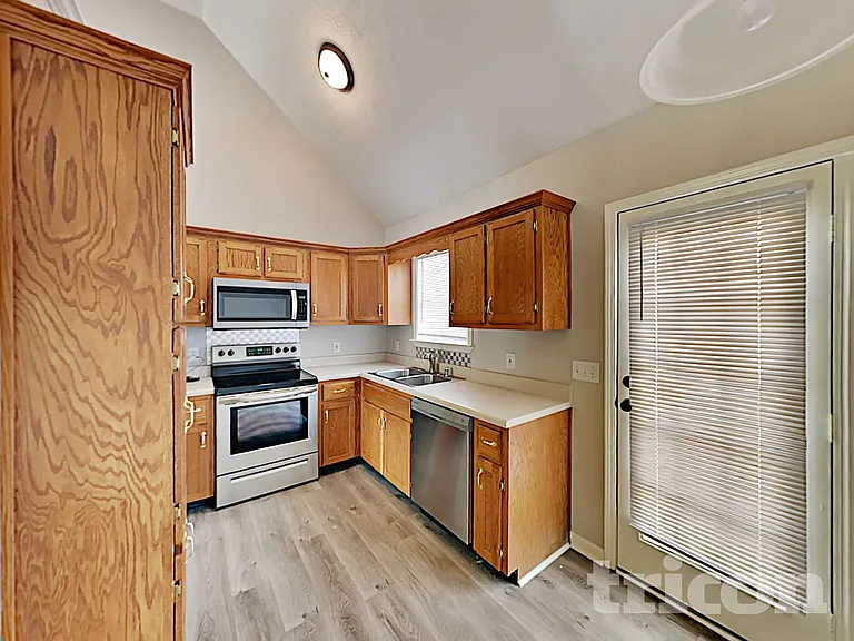240 Green Hills Dr — Photo 6