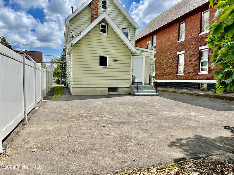 5th image of 1066 Crane Street