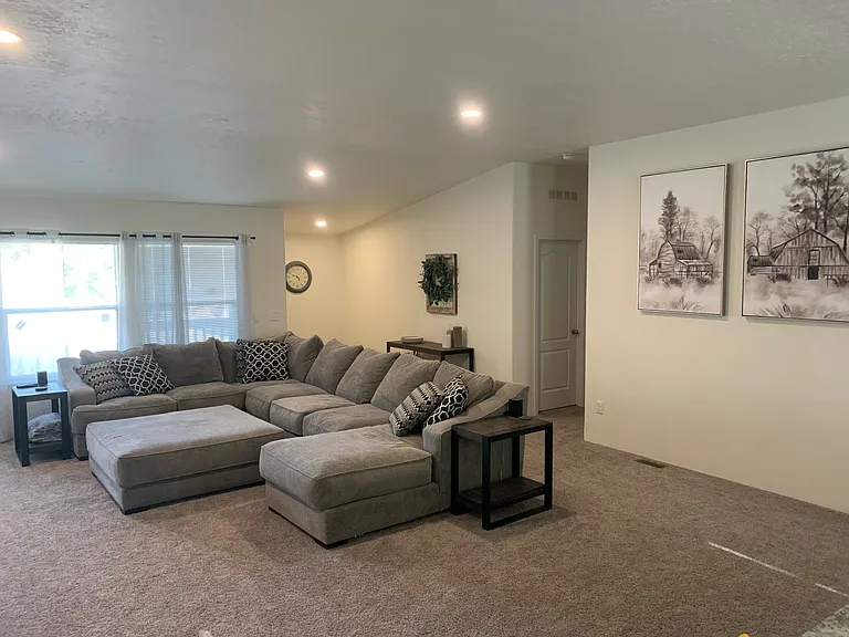 1088 Roses Ave — Photo 3