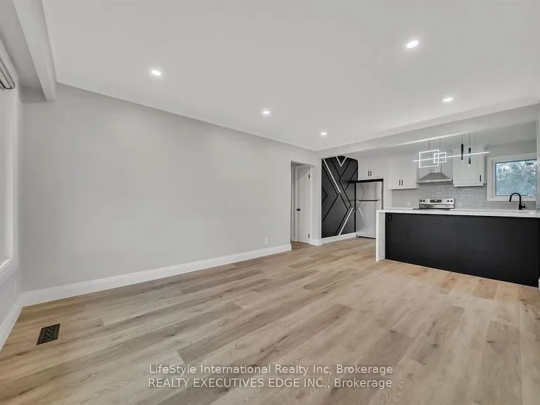 234 Stevenson St N — Photo 1