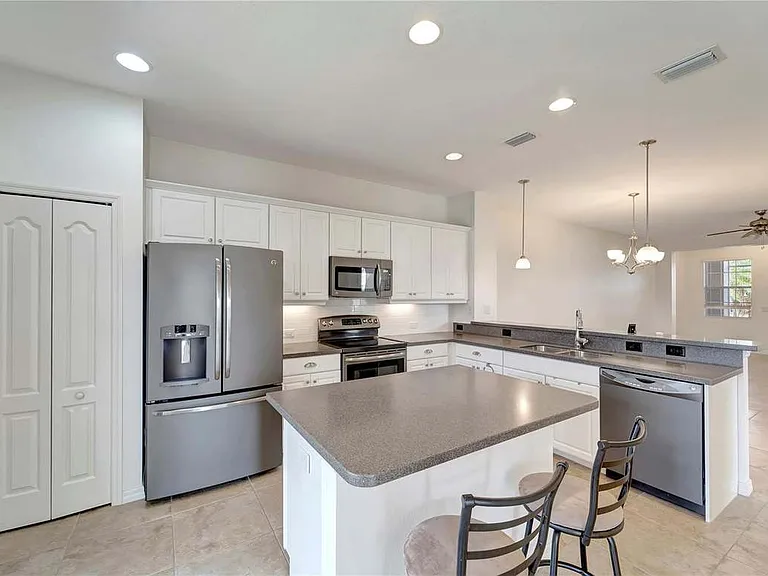 27133 Ipswich Dr — Photo 3