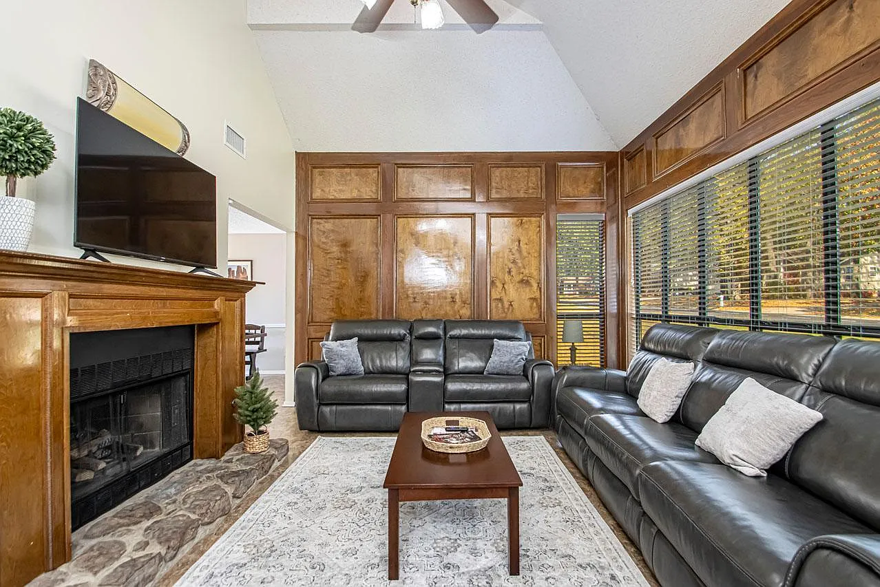 3 bed, 2.5 bath, 1550 sqft, $4,000 — Photo 4
