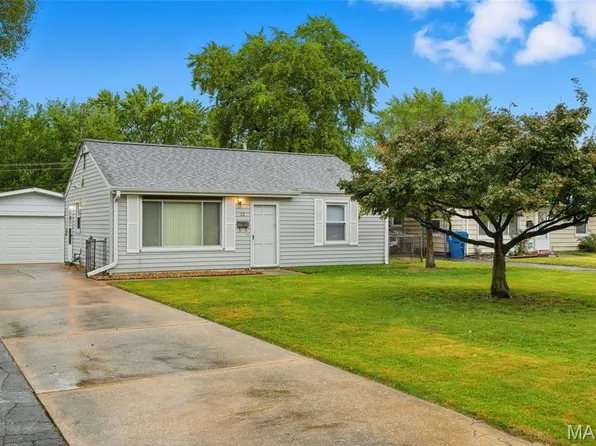 22 McNulty Dr, Florissant, MO 63031