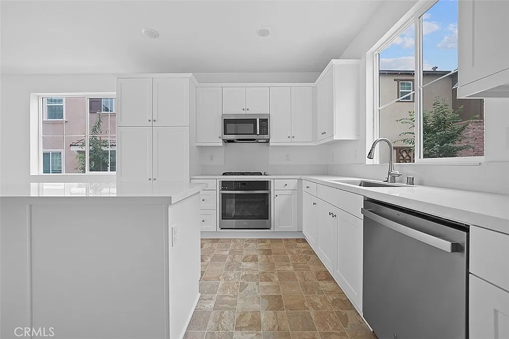 4 bed, 4.5 bath, 1947 sqft, $3,600 — Photo 3
