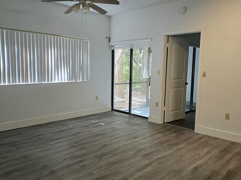 2445 SW 18th Ter #902 — Photo 5