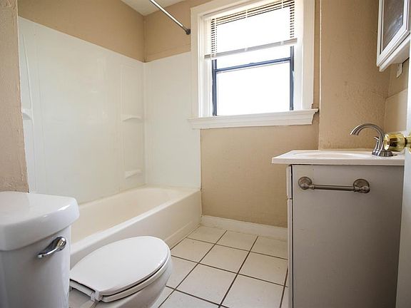 3rd image of 1616-5 E Linwood Blvd #1616-5