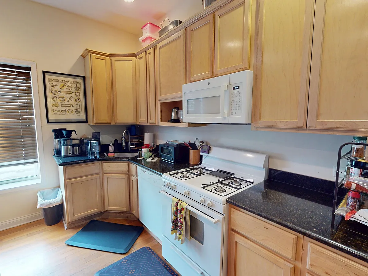 Building Photo - 1737 W Addison St #1