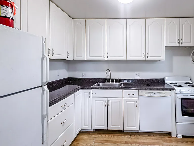 818 Riverside Dr #B — Photo 2