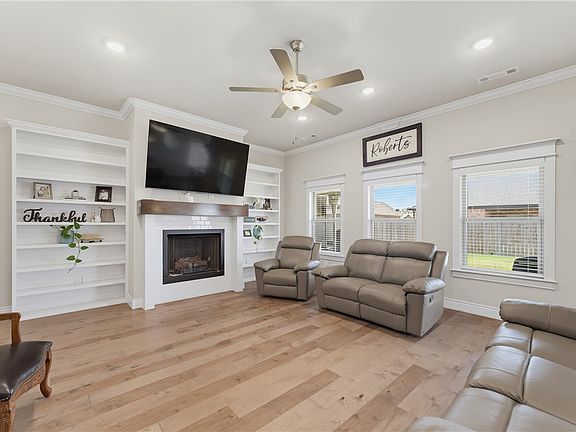 4th image of 1037 Tracey Ln