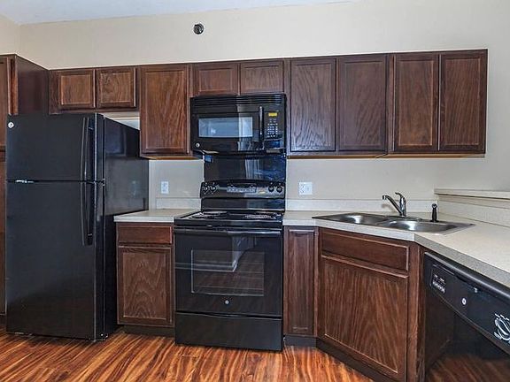 3rd image of 825 E Sorin St #4