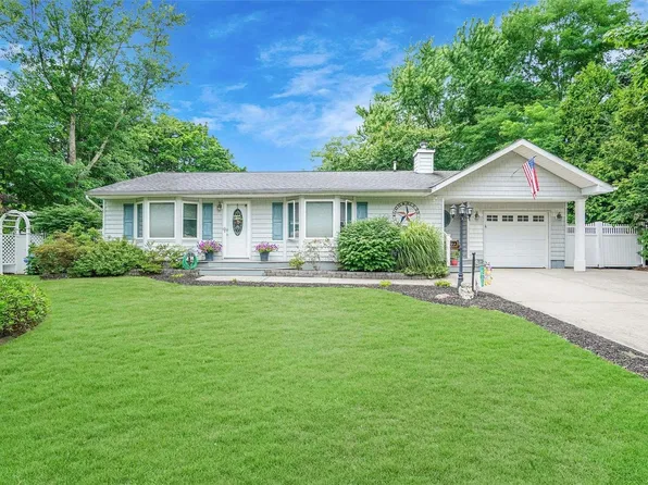 24 Stuart Drive, Coram, NY 11727