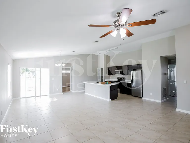 1497 SW San Sebastian Ave — Photo 2
